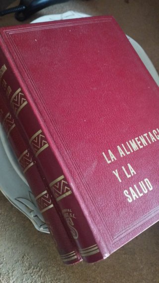 Dos libros de educación familiar y cocina y salud
