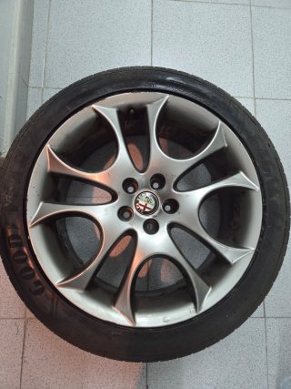 Llanta 17 pulgadas Alfa Romeo con neumático