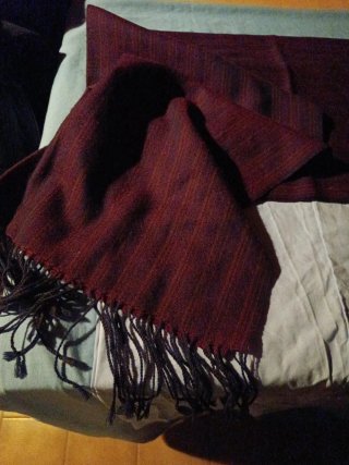 Fular tono negro y rojo con flecos
