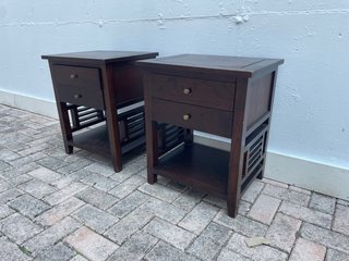 Pareja de mesitas de noche de madera