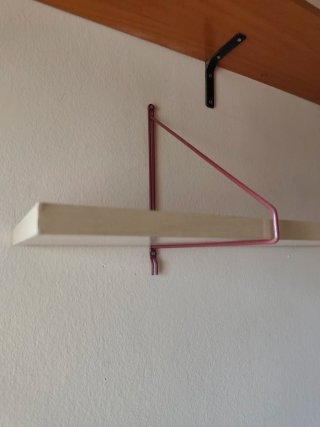 Estante de madera 100x24 cm con soportes rojos