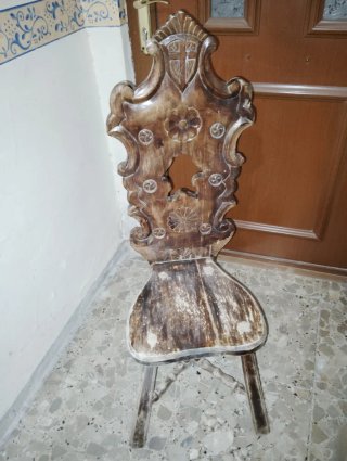 Silla antigua de madera tallada