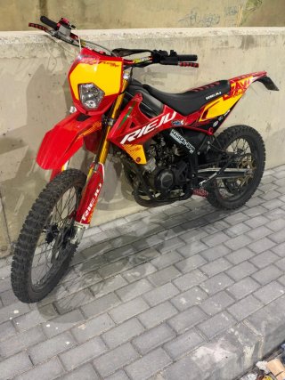 Moto Rieju Enduro Roja y Amarilla