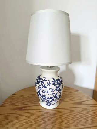 Lámpara de mesa cerámica blanca y azul
