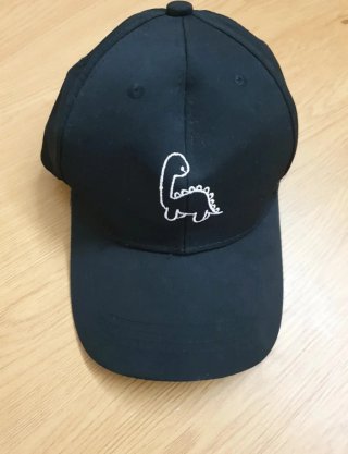 Gorra Negra con Bordado de Dinosaurio