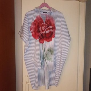 Camisa de mujer a rayas con estampado de rosa