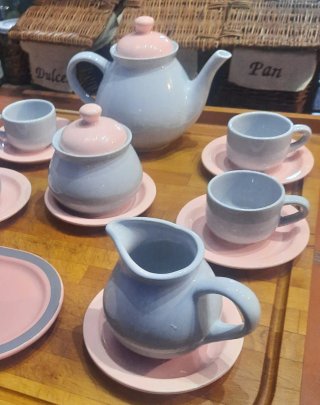 Juego de café de cerámica azul y rosa