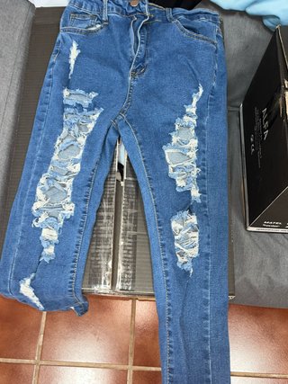 Pantalones vaqueros rotos de mujer