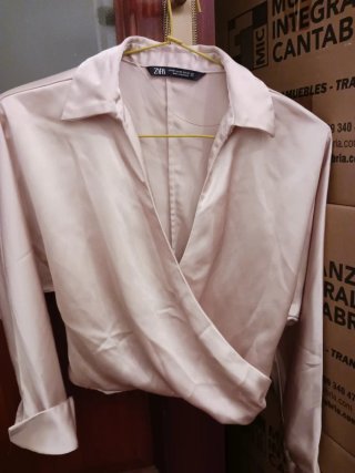 Blusa,camisa crop top satinada Zara Beige