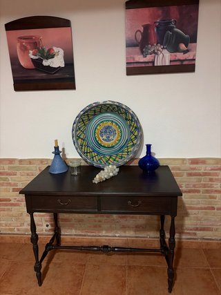 Mesa de madera oscura