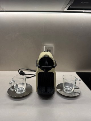 Cafetera Nespresso Inissia y 2 Tazas