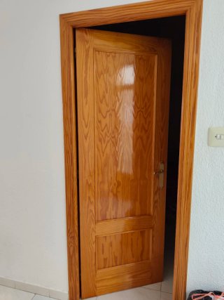 Puerta de madera con acabado brillante