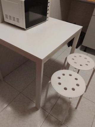 Mesa de cocina con 2 taburetes blancos. ext.120cm
