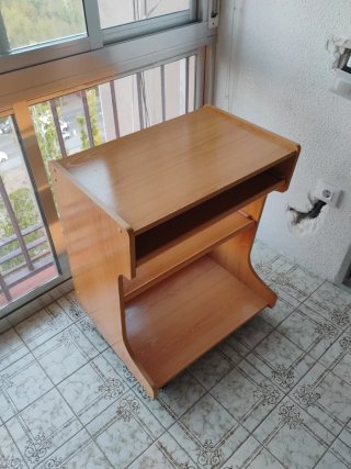 Mesa para ordenador de madera con ruedas