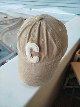 Gorra Beige con Letra C