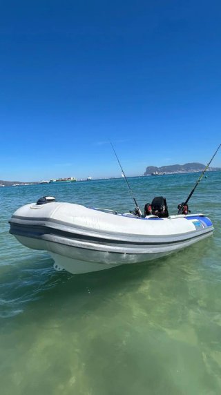 Embarcación Semirrígida Zodiac con Motor