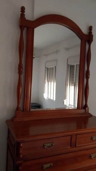 Cómoda con espejo de madera
