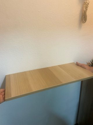 Balda de madera con soporte para una entrada