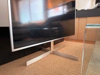 Soporte de suelo Loewe de acero inoxidable.
