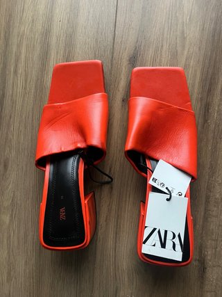 Zapatos de tacón Zara rojos