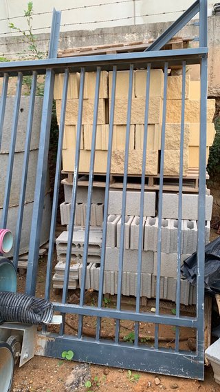 Puerta Metálica de Gran Tamaño