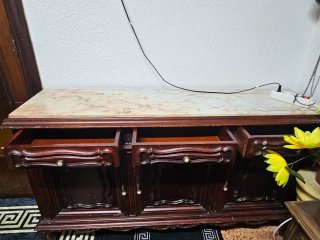 Mueble de salón clásico de madera y mármol