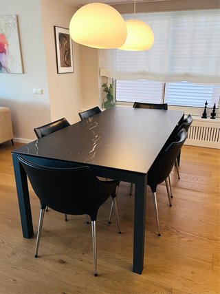 Se vende conjunto de comedor de gama alta.