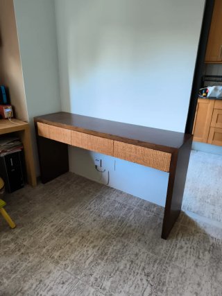 Aparador auxiliar de madera y ratán