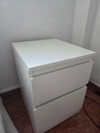 Mesita de noche blanca