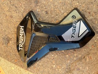 Carenado lateral izquierdo de Triumph Tiger 1200 R