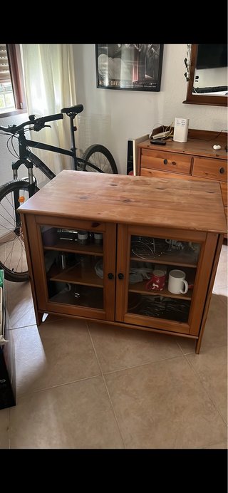Mueble de Madera con Puertas de Cristal