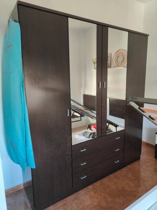 Dormitorio completo blanco y wengue.