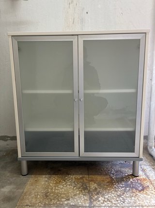 Mueble con puertas de cristal y dos baldas