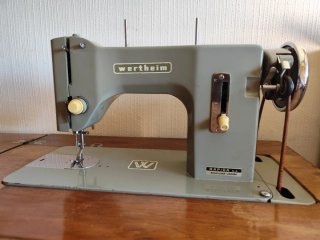 Máquina de coser antigua Wertheim con mueble