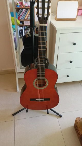 Guitarra Acústica con Acabado Clásico