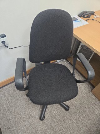 Silla de oficina negra