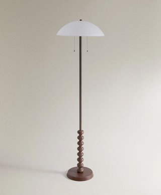 Lámpara de pie con base de madera