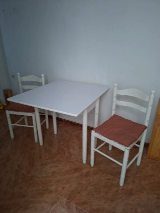 Mesa Expandible con 2 Sillas de Madera