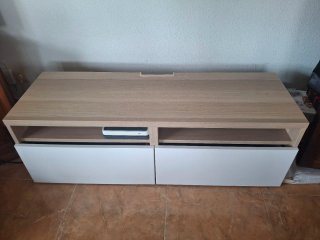 Mueble de TV de madera con cajones