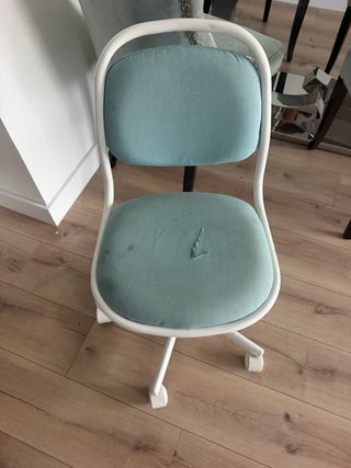 Silla de escritorio color turquesa y blanca