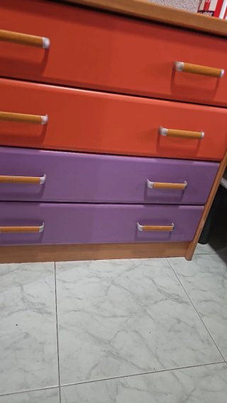 Cómoda de madera con cajones de colores