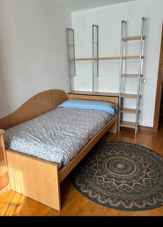 Dormitorio Juvenil con Cama y Estanterías