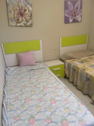 Set de 2 Camas Individuales con Mesita