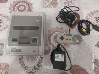 Super Nintendo (SNES) con mando y cables