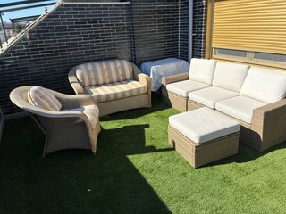 Conjunto de sofás y puff para jardín
