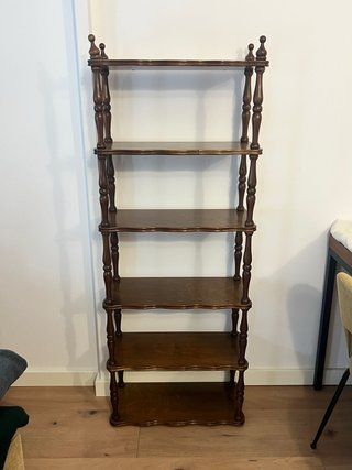 Librería de madera con 5 estantes