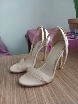 Zapatos de tacón con tiras beige Talla 39
