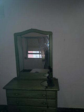 Conjunto Dormitorio: Cómoda, Mesita y Espejo