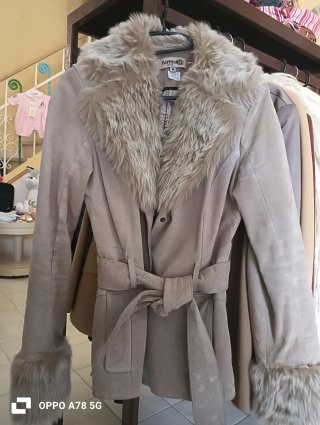 Chaquetón Beige con Cuello de Pelo