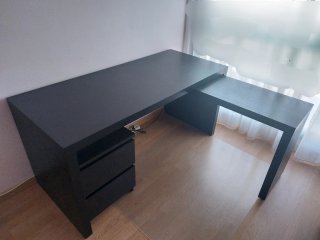Escritorio negro con tablero extraíble + cajonera